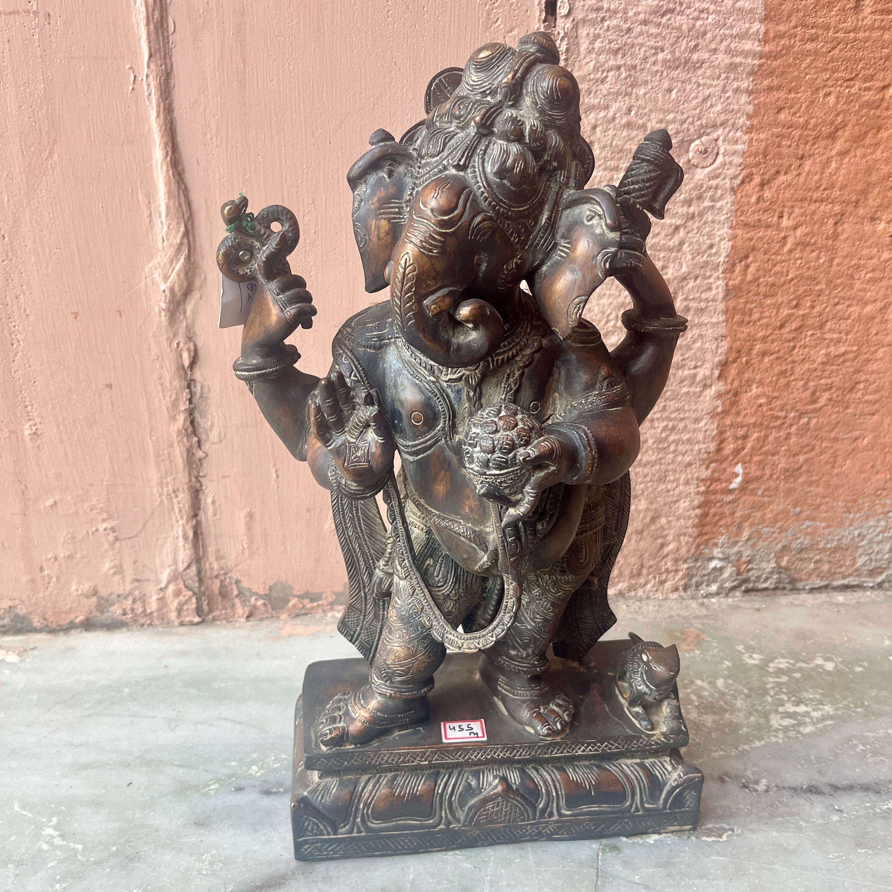 古い彫刻が施されたブロンズ製のガネーシャ神の立像、ヒンズー教の神