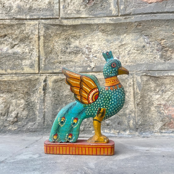 木製のカラフルな孔雀の彫刻、装飾品、木彫り、手描きの孔雀、インドの