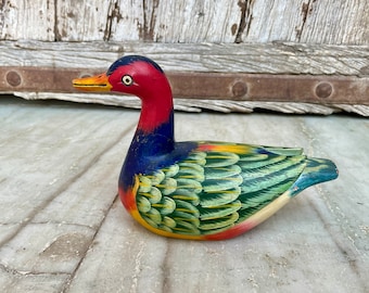 木製のカラフルな孔雀の彫刻、装飾品、木彫り、手描きの孔雀、インドの