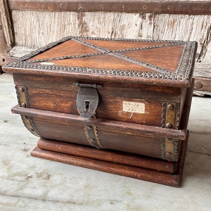 Schatkist, oude houten salontafeldoos, Indiase kist, houten opbergkist, bruidsschat bruiloft kist, rustieke kast, handgemaakte doos afbeelding 1