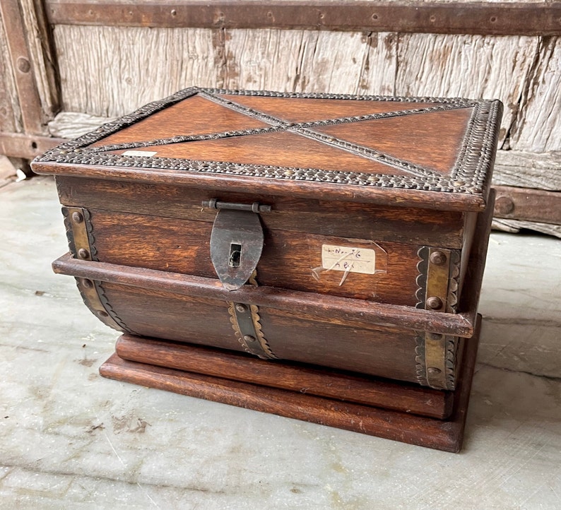 Schatkist, oude houten salontafeldoos, Indiase kist, houten opbergkist, bruidsschat bruiloft kist, rustieke kast, handgemaakte doos afbeelding 1