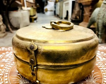 手作りの丸型金属製容器、蓋付き、アンティークな室内装飾