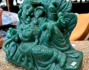 眠っているガネーシャ像 緑の翡翠の石像 神の彫刻 ガネーシャ神 彫刻