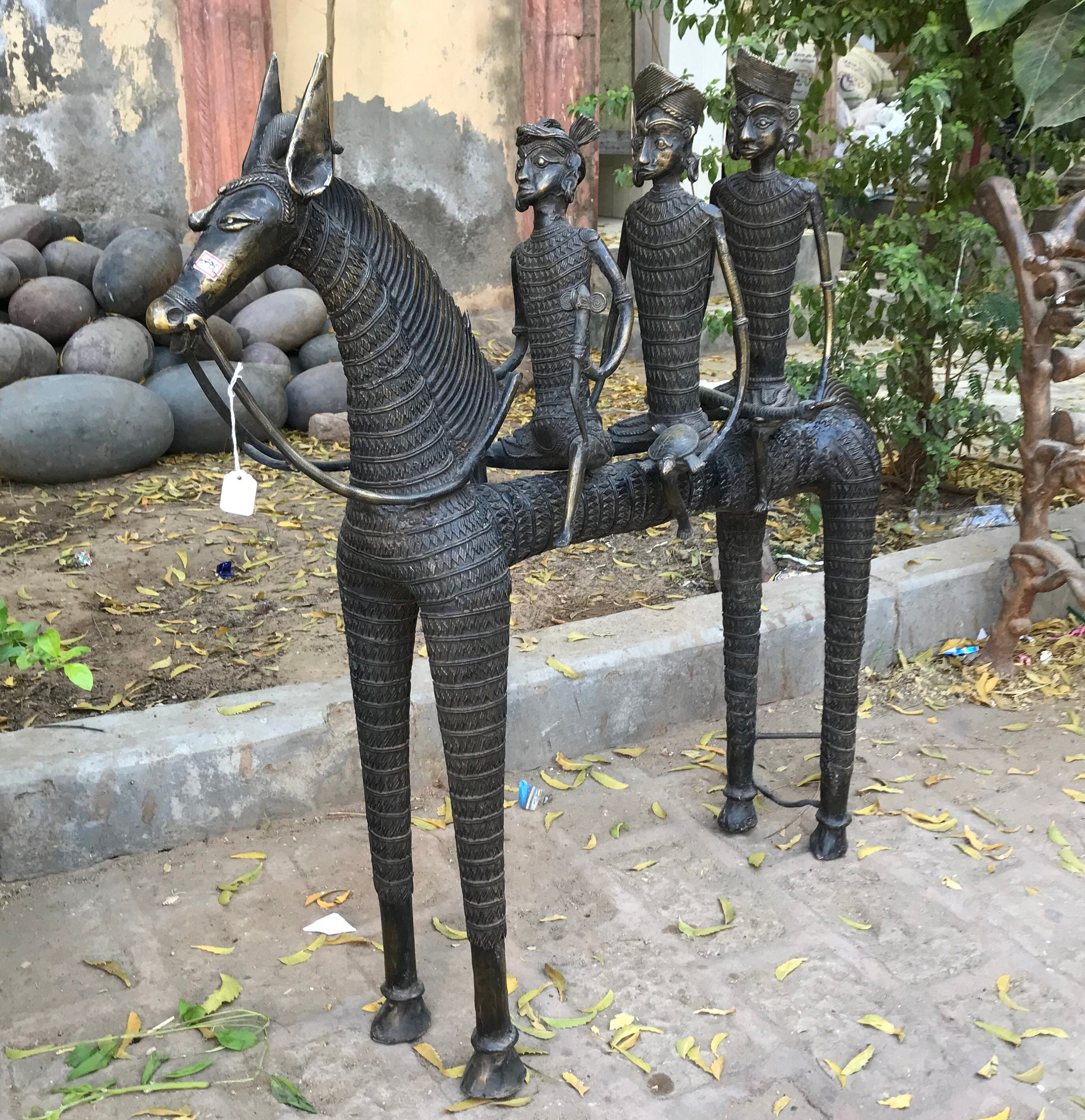 ブロンズ馬に乗る3人の男性像、アフリカの芸術品ギフト、古い