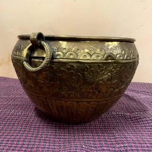 Inomhusinredning, Lyxig mässingskruka, Elegant mässingskruka, Skål med dubbla handtag, Indisk traditionell inredning, Handgjord blommig kruka med önskad blommotiv