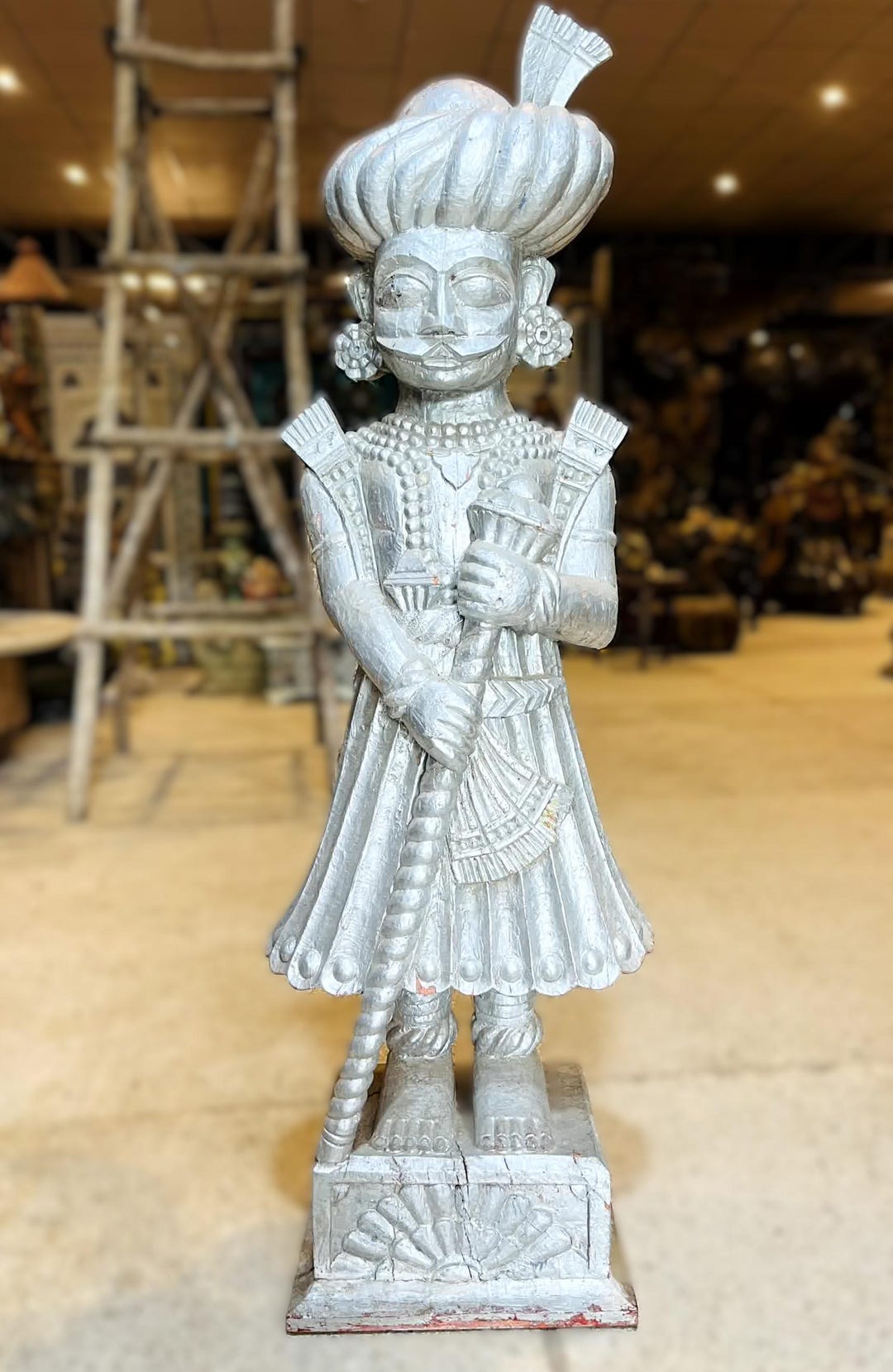 シルバーカラーのラジャスタンウォッチマン、ペイントされた男性の置物