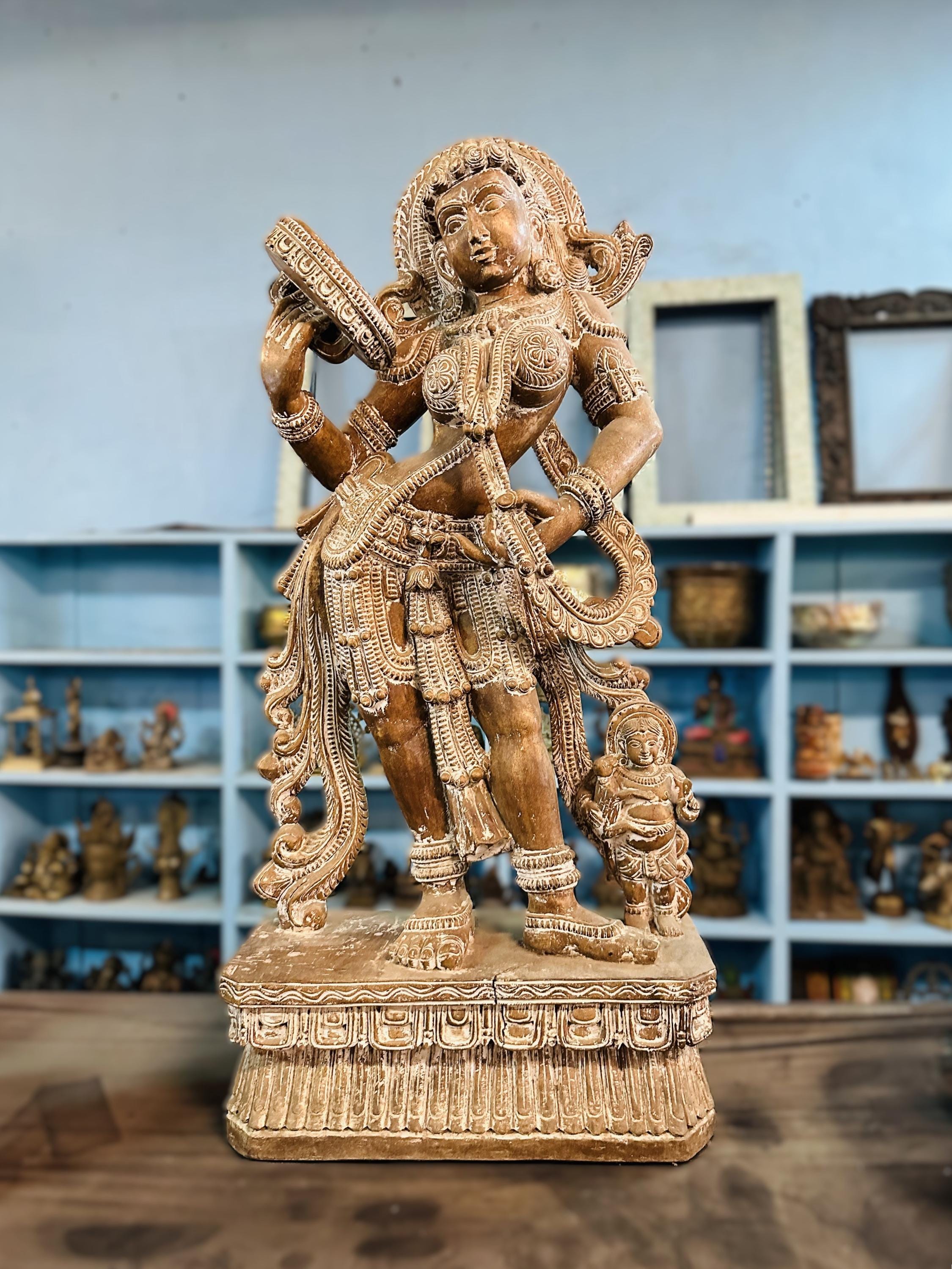 インドアンティーク手描き手彫りの装飾が芸術的でアートな子像の壁掛け真鍮製オブジェ インドの老婦人の置物、黒檀の置物、アートギフト、室内装飾、手彫りの