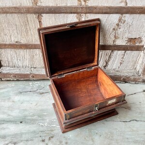 Schatkist, oude houten salontafeldoos, Indiase kist, houten opbergkist, bruidsschat bruiloft kist, rustieke kast, handgemaakte doos afbeelding 5
