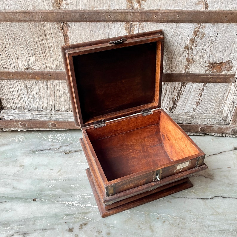 Schatkist, oude houten salontafeldoos, Indiase kist, houten opbergkist, bruidsschat bruiloft kist, rustieke kast, handgemaakte doos afbeelding 5