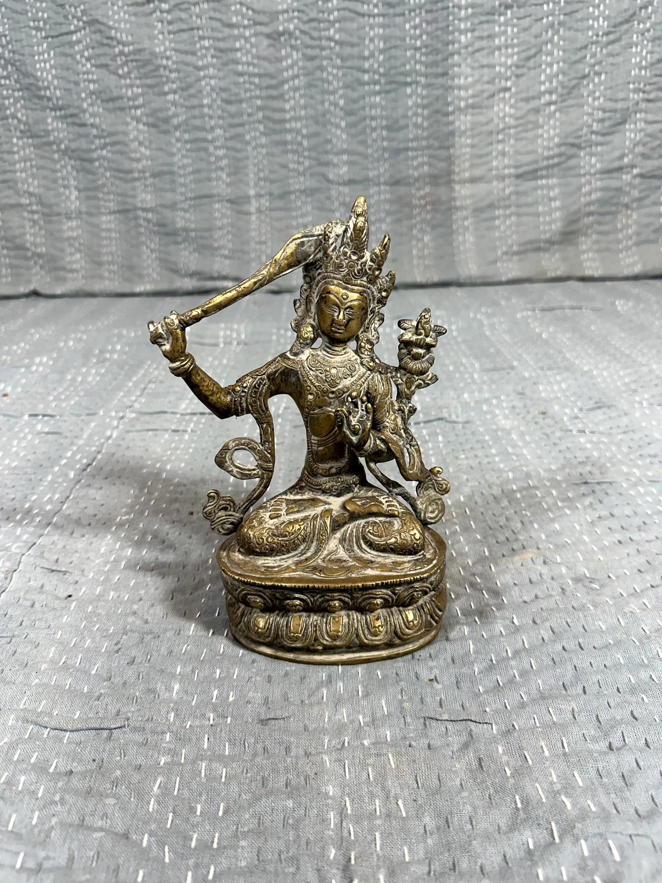 スピリチュアルなブロンズ仏陀の彫刻、インドの装飾、仏教の神、仏像 