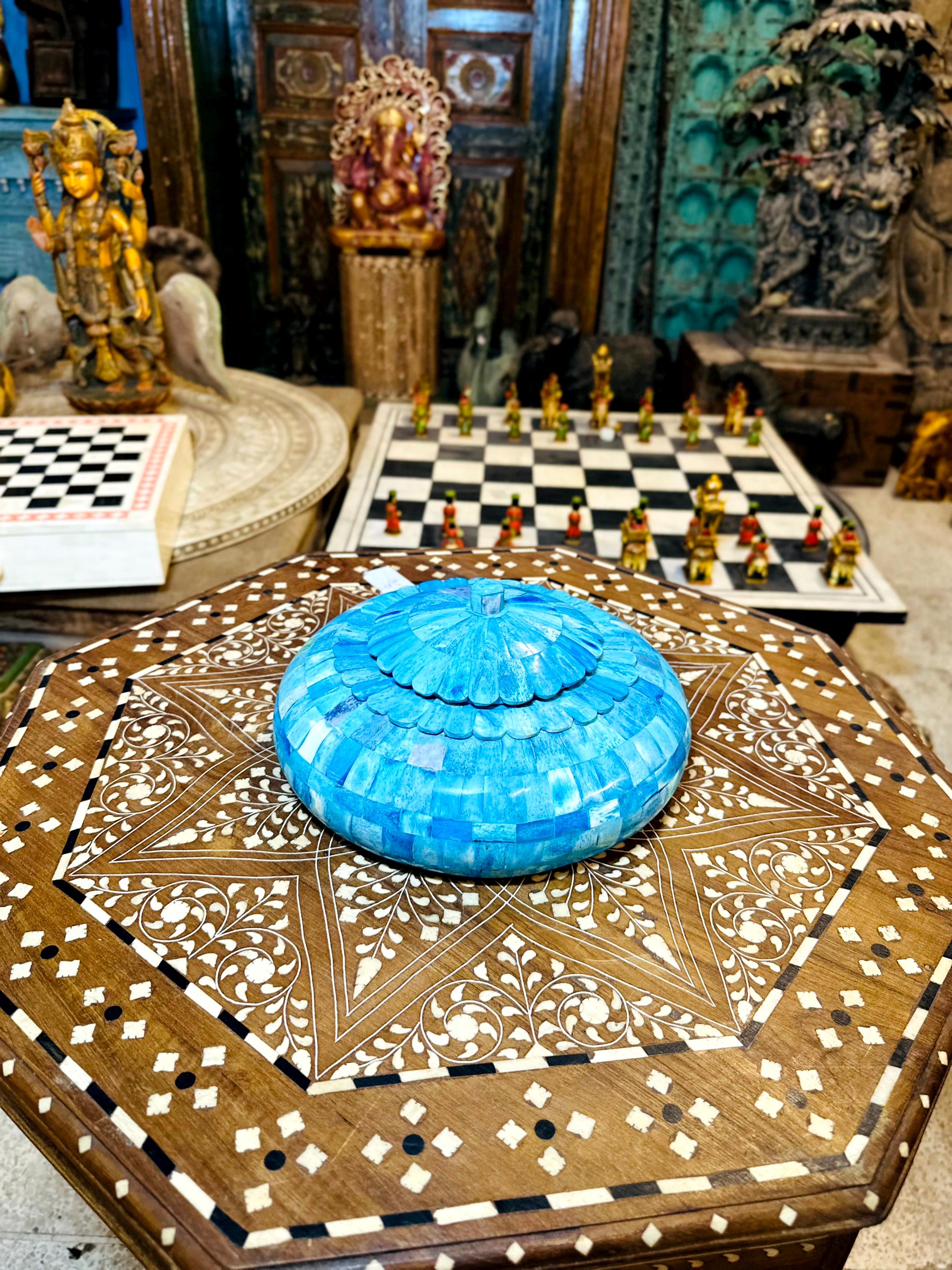 アルミ製　宝石箱　丸缶。【派手な宝石箱となります　美品】。 レトロボタン