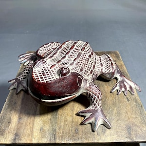 Grenouille peinte, Grenouille rustique, Grenouille faite main en laiton, Statue animal, Statue rare, Belle grenouille, Sculpture décorative rouge de grenouille, Décoration de jardin