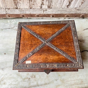Schatkist, oude houten salontafeldoos, Indiase kist, houten opbergkist, bruidsschat bruiloft kist, rustieke kast, handgemaakte doos afbeelding 4