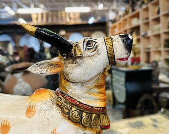 白い牛の木製置物、手描きの牛の像、木製のインドの牛、手彫りの牛の