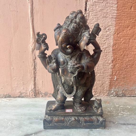 古い彫刻が施されたブロンズ製のガネーシャ神の立像、ヒンズー教の神