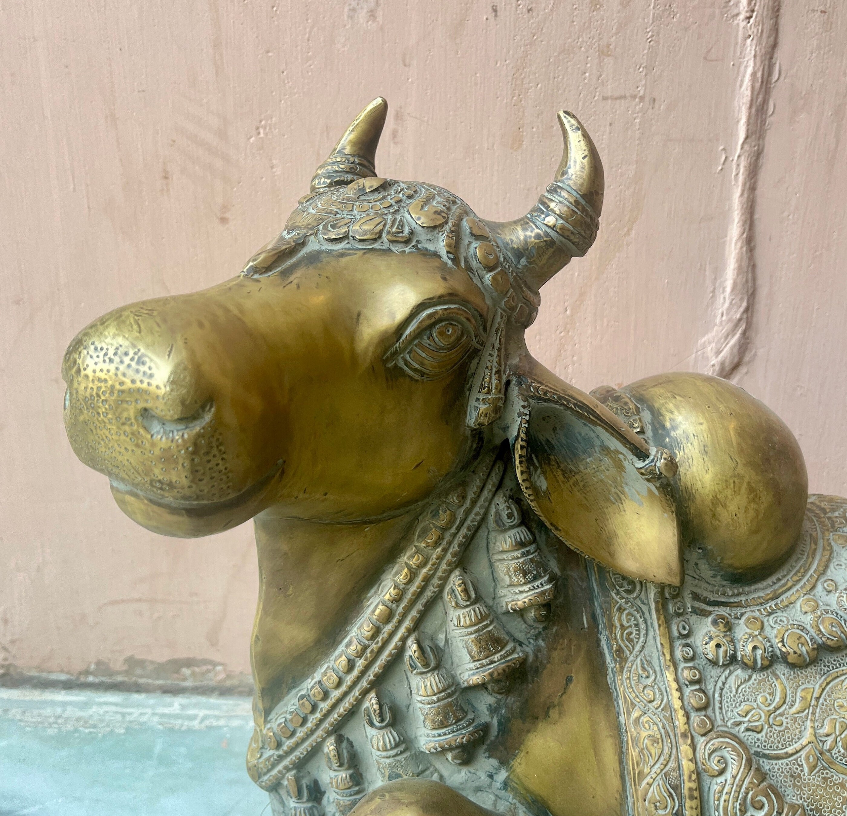 伝統的な聖牛、古い真鍮製のインドのナンディ像、手彫りのナンディ