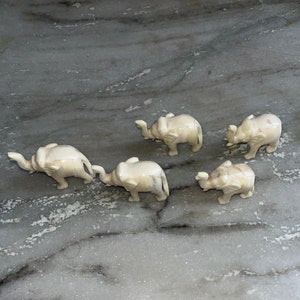 美しい白い大理石の象の置物5体セット。ギフト、装飾像、手彫りの像