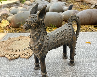 伝統的な聖牛、古い真鍮製のインドのナンディ像、手彫りのナンディ