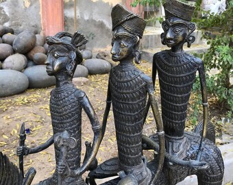 ブロンズ製の馬に乗った3人の男性の像、アフリカ美術ギフト、古い美術