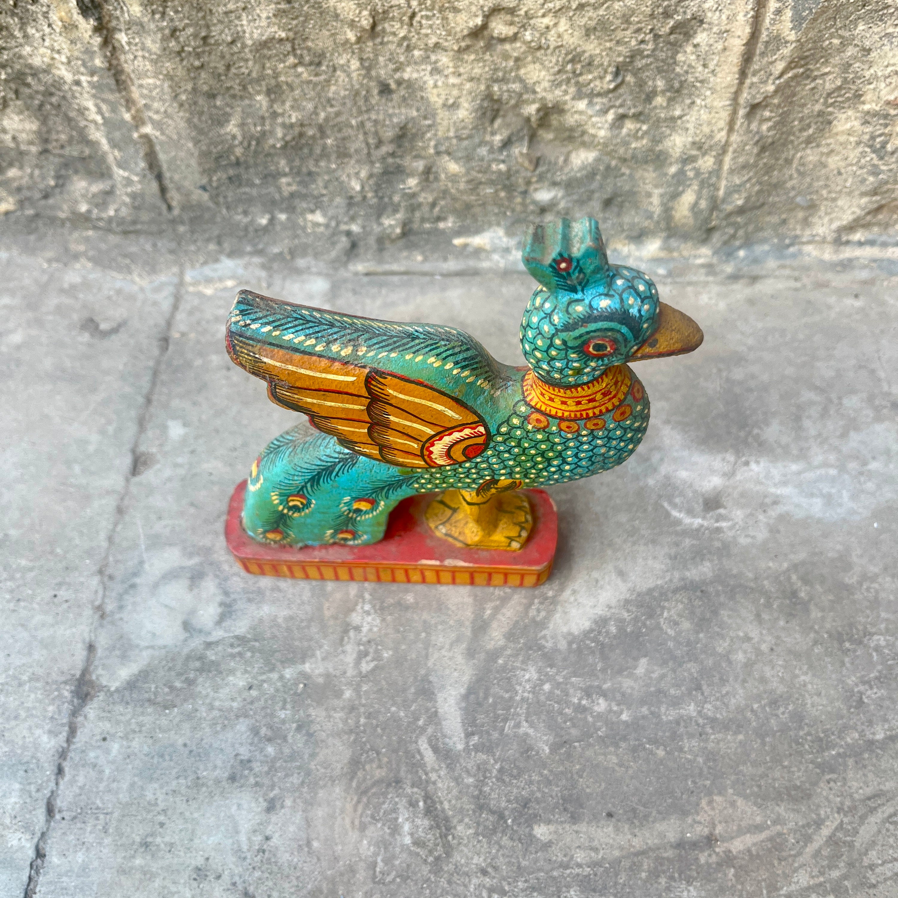 木製のカラフルな孔雀の彫刻、装飾品、木彫り、手描きの孔雀、インドの