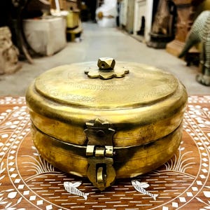 vintage brass box, antique; brass container; Handcrafted Round Trinket, collectible brass box, antique, Material: Solid brass, Handcrafted i