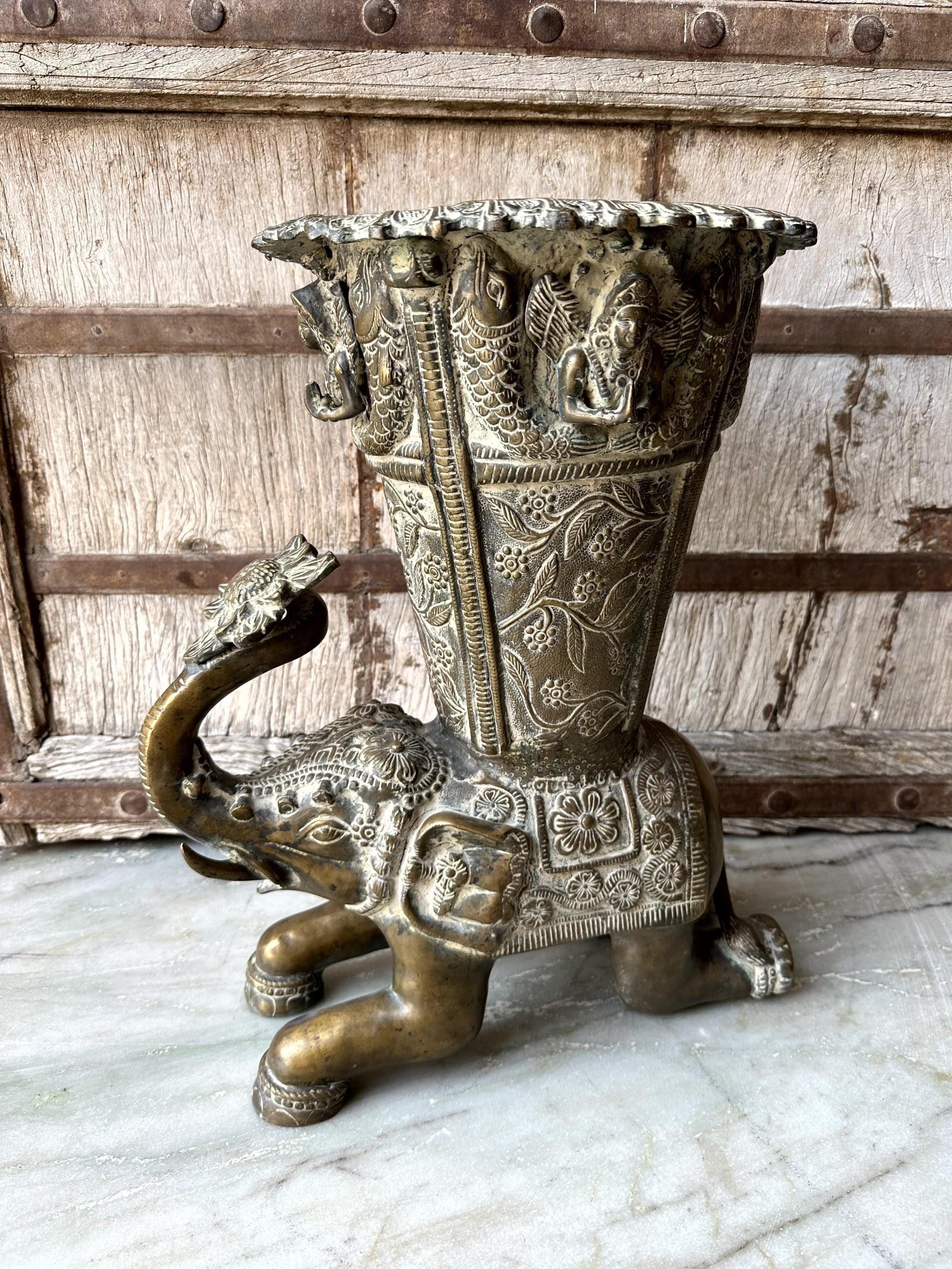 花の彫刻が施された真鍮の象の花瓶、鼻が上向きの象の鉢、ブロンズの象