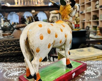 白い牛の木製置物、手描きの牛の像、木製のインドの牛、手彫りの牛の