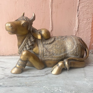 Traditionelle Heilige Kuh, alte indische Messing-Nandi-Figur, handgeschnitzter Nandi, Messing-Kunstdekor, Glücksstatue, Nandi-Skulptur, Stiergott, Dekor