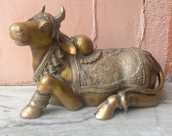 Mucca sacra tradizionale, statuetta Nandi indiana in ottone antico, Nandi intagliato a mano, decorazione d'arte in ottone, statua di buona fortuna, scultura Nandi, dio toro, decorazione