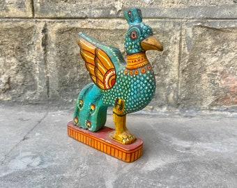 木製のカラフルな孔雀の彫刻、装飾品、木彫り、手描きの孔雀、インドの