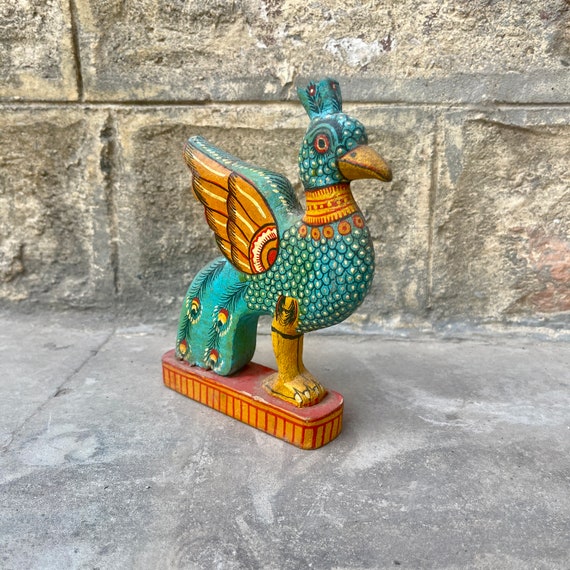 木製のカラフルな孔雀の彫刻、装飾品、木彫り、手描きの孔雀、インドの