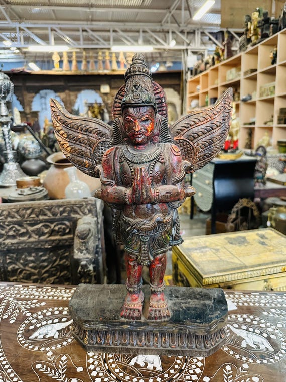 立っている手をかざすガルーダ像、手描きの古い木製のガルーダの置物