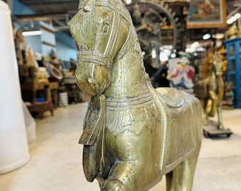 花の彫刻が施された真鍮の象の花瓶、鼻が上向きの象の鉢、ブロンズの象