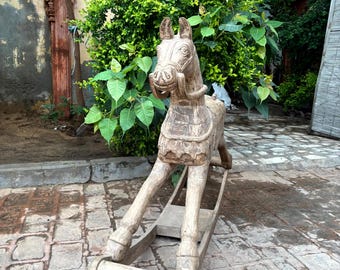 ヴィンテージの手彫り木製ロッキングホース：スカンジナビアの乗馬装飾