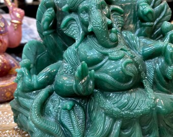 眠っているガネーシャ像 緑の翡翠の石像 神の彫刻 ガネーシャ神 彫刻