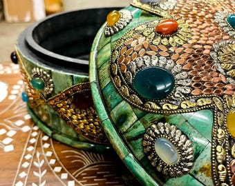 宝石、象嵌、真鍮のディテールが施されたグリーンストーンモザイク