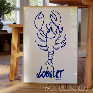 K&ouml;nnte beinhalten: Ein wei&szlig;er gerahmter Poster mit einer blauen Linienzeichnung eines Hummers. Der Text "Lobster" ist in blau unter der Zeichnung geschrieben. Der Text "TWOCOLORCLUB" ist in blau am unteren Rand des Posters geschrieben.