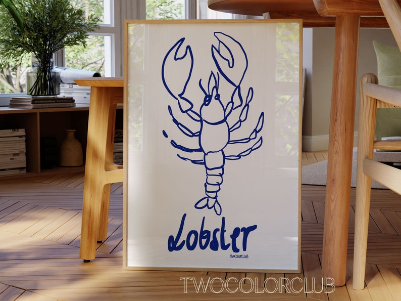 K&ouml;nnte beinhalten: Ein wei&szlig;er gerahmter Poster mit einer blauen Linienzeichnung eines Hummers. Der Text "Lobster" ist in blau unter der Zeichnung geschrieben. Der Text "TWOCOLORCLUB" ist in blau am unteren Rand des Posters geschrieben.