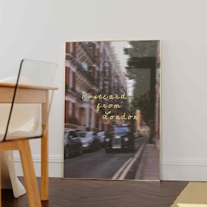 Cartão postal de Londres – Casas inglesas borradas e arte digital de parede com táxis clássicos, fotografia de Londres para impressão, pôster de viagem para cidades britânicas