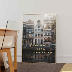 Carte postale d'Amsterdam - oeuvre d'art murale numérique imprimable, maisons et bateaux flous au bord du canal, photographie de la ville d'Amsterdam, affiche de voyage néerlandaise
