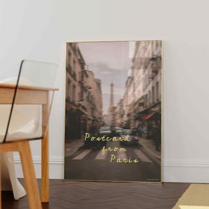 Cartão postal de Paris – Rua desfocada com casas antigas e Torre Eiffel Arte de parede digital, Fotografia de Paris para impressão, Pôster de viagem francês
