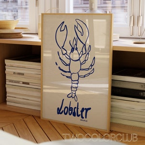 K&ouml;nnte beinhalten: Ein gerahmter Druck mit einer blauen Linienzeichnung eines Hummers auf wei&szlig;em Hintergrund. Der Text "Lobster" ist in Blau unter dem Hummer geschrieben. Der Rahmen ist in hellem Holz gehalten.