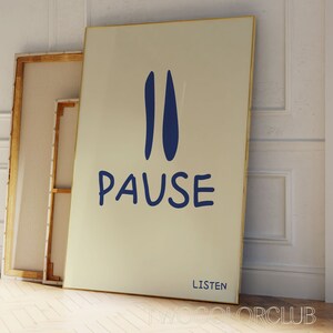 Könnte beinhalten: Ein beiger Poster mit goldenem Rahmen, der eine blaue Grafik mit zwei vertikalen Linien und dem Wort "PAUSE" in blauer Schrift zeigt. Der Text "LISTEN" befindet sich am unteren Rand des Posters und der Text "#WOCOLORCLUB" befindet sich unten rechts.