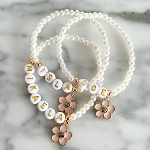 Pulseira de florista Pulseira de pérolas com nome Joias Pulseira de letras douradas para presente de menina Presente de proposta de florista Lembrança de casamento