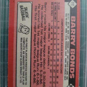 Puede incluir: Tarjeta de b&eacute;isbol con Barry Bonds, dise&ntilde;o rojo y blanco. Muestra su registro completo de bateo en ligas menores, incluyendo juegos jugados, carreras, hits y jonrones. El texto incluye sus fechas de debut y jonrones.