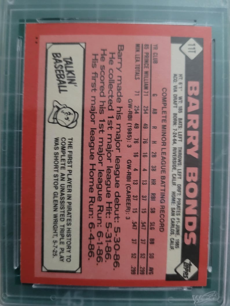 Puede incluir: Tarjeta de b&eacute;isbol con Barry Bonds, dise&ntilde;o rojo y blanco. Muestra su registro completo de bateo en ligas menores, incluyendo juegos jugados, carreras, hits y jonrones. El texto incluye sus fechas de debut y jonrones.
