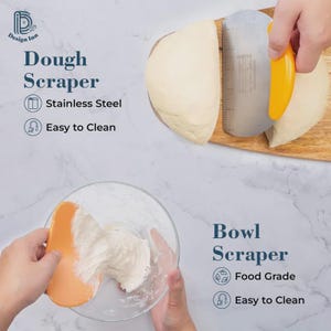 Puede incluir: Dos raspadores de masa, uno con una cuchilla de acero inoxidable y un mango amarillo, y otro con una cuchilla flexible de silicona naranja. Los raspadores se muestran raspando masa de una tabla de cortar de madera y un taz&oacute;n de vidrio.