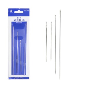 Może przedstawiać: Opakowanie czterech srebrnych igieł do szycia, oznaczone "Best Needles 4 Count" na niebieskim i białym tle. Opakowanie zostało wykonane w Chinach.