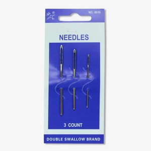 Puede incluir: Un paquete de tres agujas plateadas sobre un fondo azul. El paquete dice "Needles" y "3 Count" y "Double Swallow Brand".