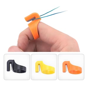 Pode incluir: Três cortadores de fio para dedos em preto, amarelo e laranja. Cada cortador tem uma pequena lâmina e um anel para caber em um dedo.